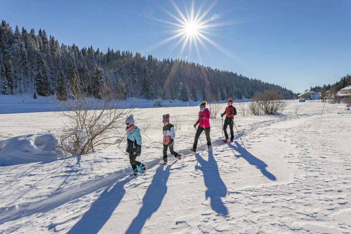 Pratique des raquettes dans le jura en hiver