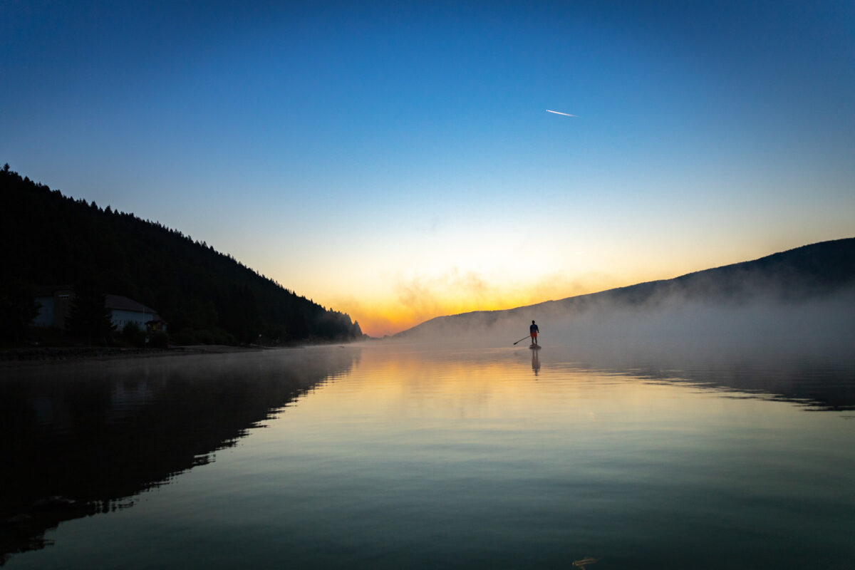 Paysage de lac de montagne dans le jura