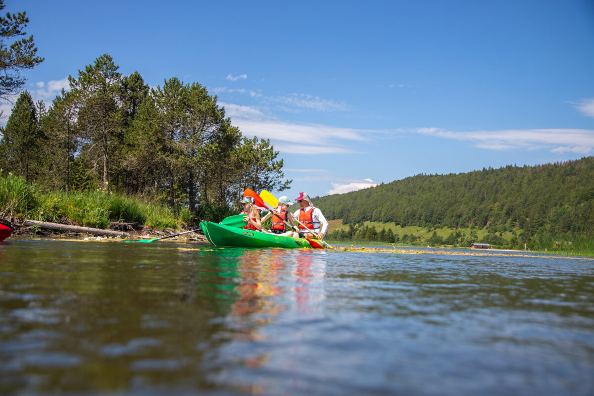 Kayak dans les lacs de montagne dans le Jura