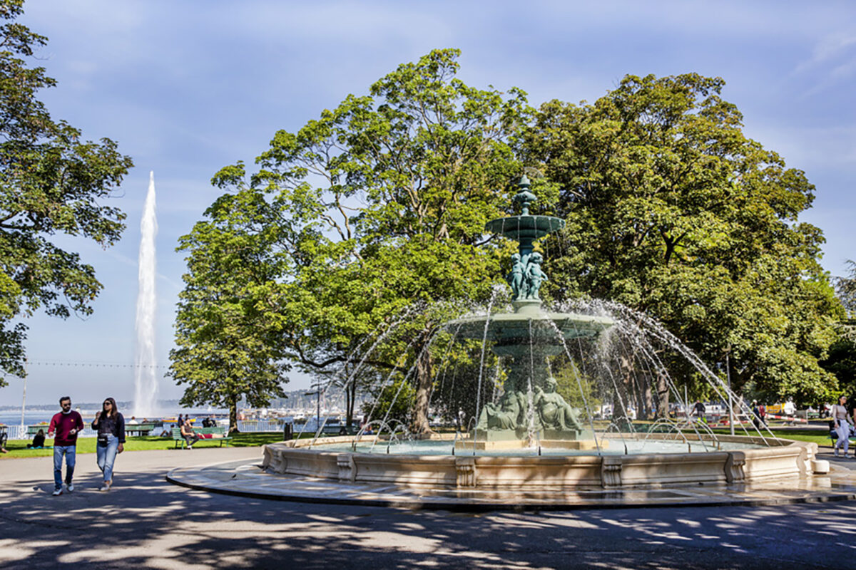 Geneve, septembre-octobre 2021. Quais et bord du lac au jardin Anglais. Fontaine des quatres saisons.